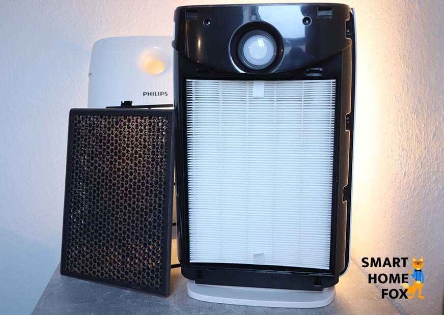 Воздухоочиститель Philips Series 2000i AC2889/10 открыт, вставлен фильтр NanoProtect HEPA и рядом с ним фильтр с активированным углем.